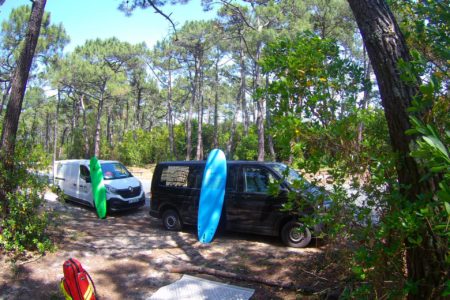 Parking d'accès à la plage de la pantoufle où ont lieu les cours de surf